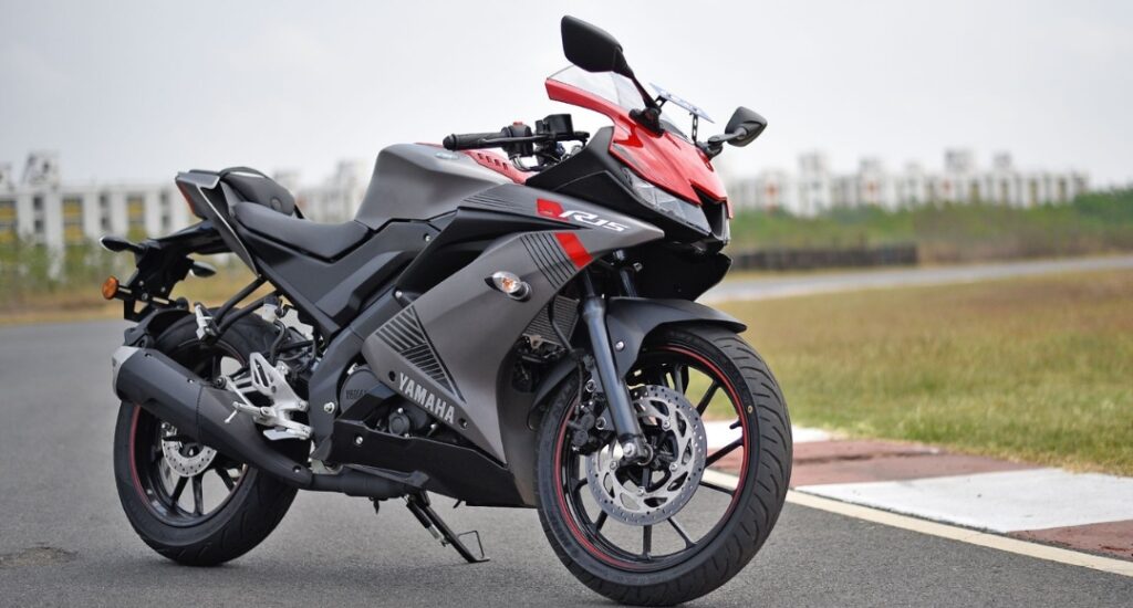 ₹2.00 लाख में स्टाइलिश और पावरफुल बाइक Yamaha R15 के फीचर्स और परफॉर्मेंस देखें 4 Yamaha R15
