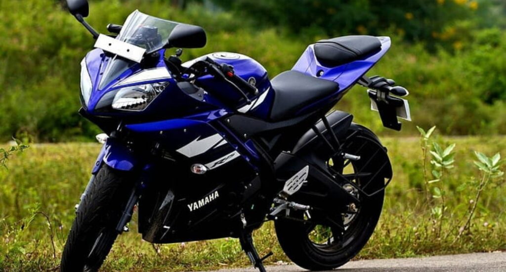 ₹2.00 लाख में स्टाइलिश और पावरफुल बाइक Yamaha R15 के फीचर्स और परफॉर्मेंस देखें 2 Yamaha R15