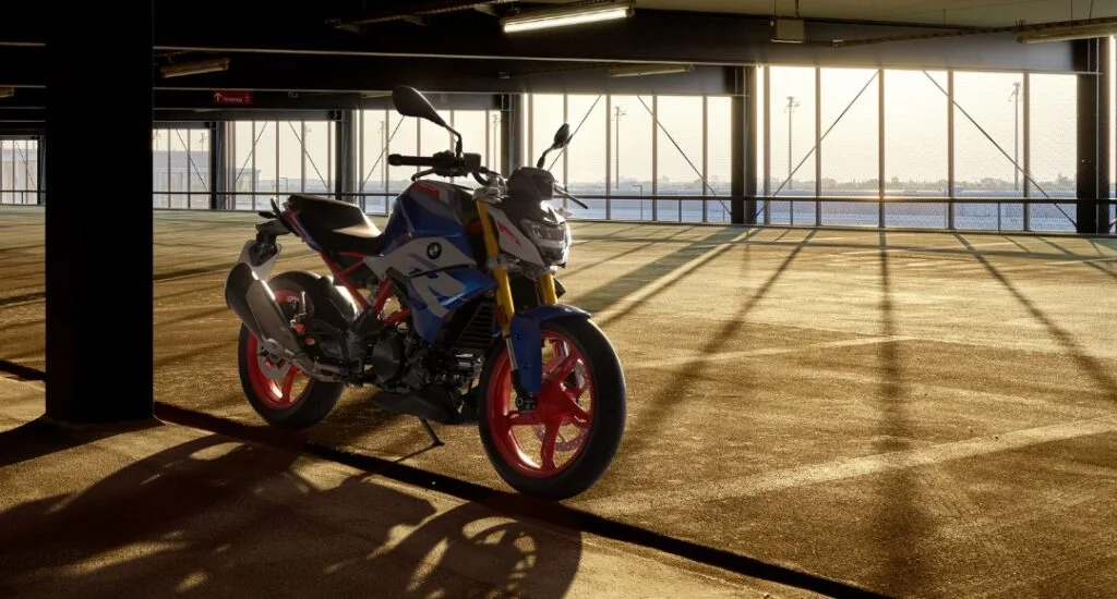 सुपरबाइक जैसी परफॉर्मेंस, बजट वाली कीमत! जानिए BMW G 310 R के फीचर्स 2 BMW G 310 R price