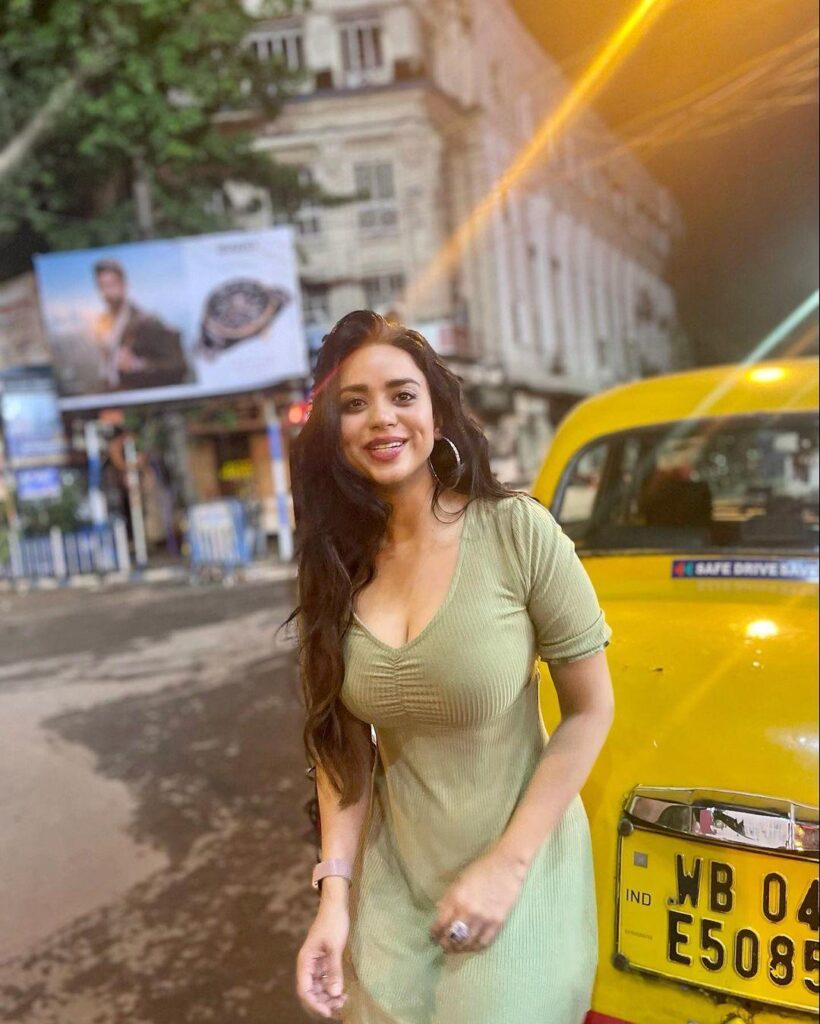 Soundarya Sharma net worth:मेहनत ग्लैमर और सफलता की कहानी 2 Soundarya Sharma net worth