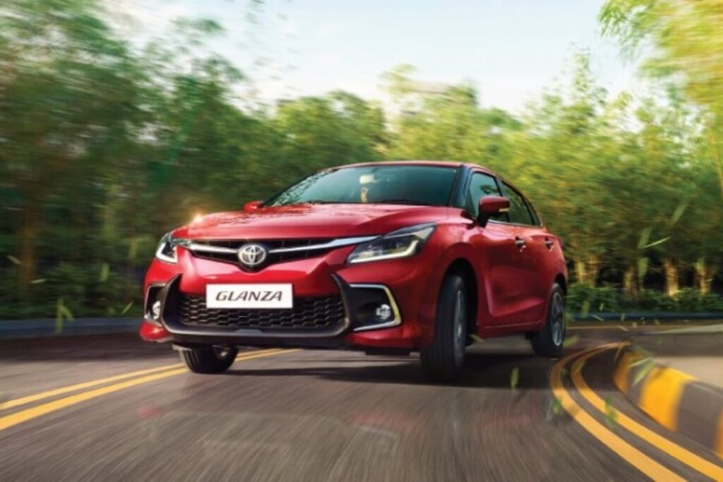 Toyota Glanza: ₹6.90 लाख में 22.3 kmpl माइलेज, 6 एयरबैग्स और स्मार्ट फीचर्स के साथ एक परफेक्ट फैमिली कार 2 Toyota Glanza