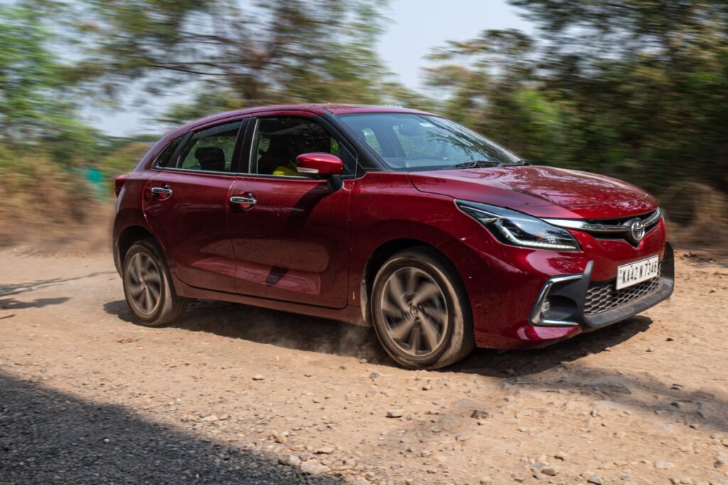 Toyota Glanza: ₹6.90 लाख में 22.3 kmpl माइलेज, 6 एयरबैग्स और स्मार्ट फीचर्स के साथ एक परफेक्ट फैमिली कार 1 Toyota Glanza