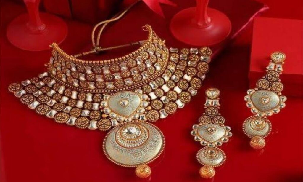 Gold Rate Today: आज सोने के दाम स्थिर, जानें 22K और 24K सोने की ताज़ा कीमतें 2 AddText 08 16 10.13.15