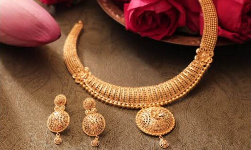 Gold Rate Today (21 August 2025): सोने की कीमतों में मामूली गिरावट, जानें 18K, 22K और 24K के ताज़ा रेट्स 3 AddText 08 21 05.49.46