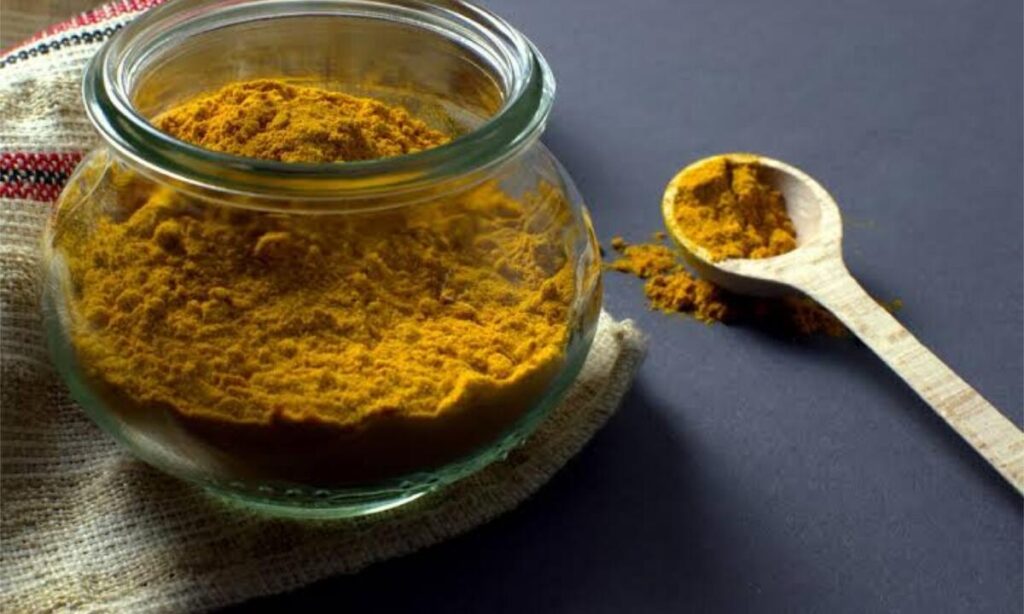Aloevera Turmeric Face Pack: इंस्टेंट फेस ब्राइटनिंग और ग्लोइंग स्किन का नेचुरल नुस्खा 1 AddText 08 27 01.46.25
