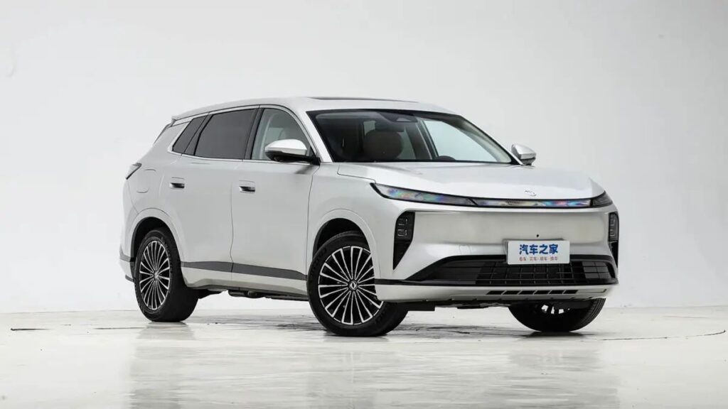 Dongfeng Aeolus L8 PHEV 3