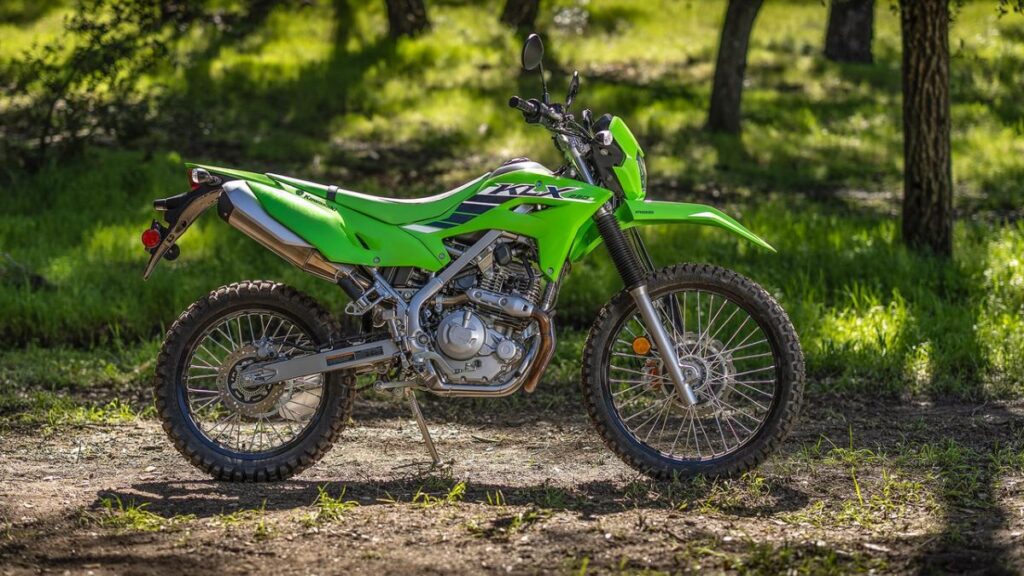 Kawasaki KLX 230: सिर्फ ₹1.99 लाख में लॉन्च, जानिए क्यों यह ऑफ-रोडिंग के दीवानों की पहली पसंद बन रही है 2 Kawasaki KLX 230 1