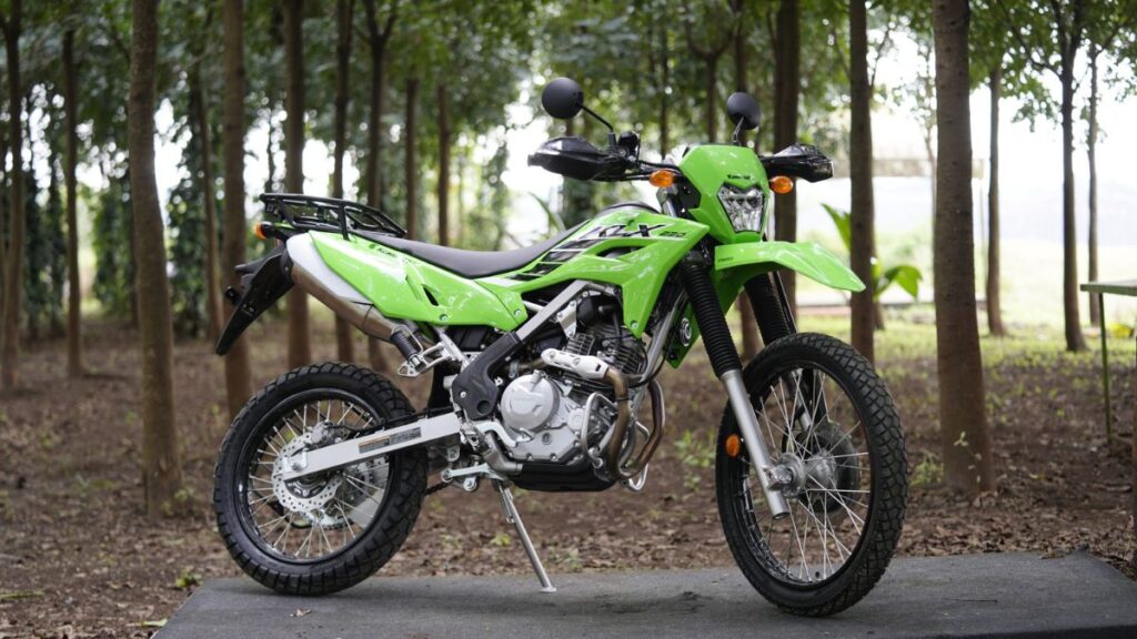 Kawasaki KLX 230: सिर्फ ₹1.99 लाख में लॉन्च, जानिए क्यों यह ऑफ-रोडिंग के दीवानों की पहली पसंद बन रही है 1 Kawasaki KLX 230 3