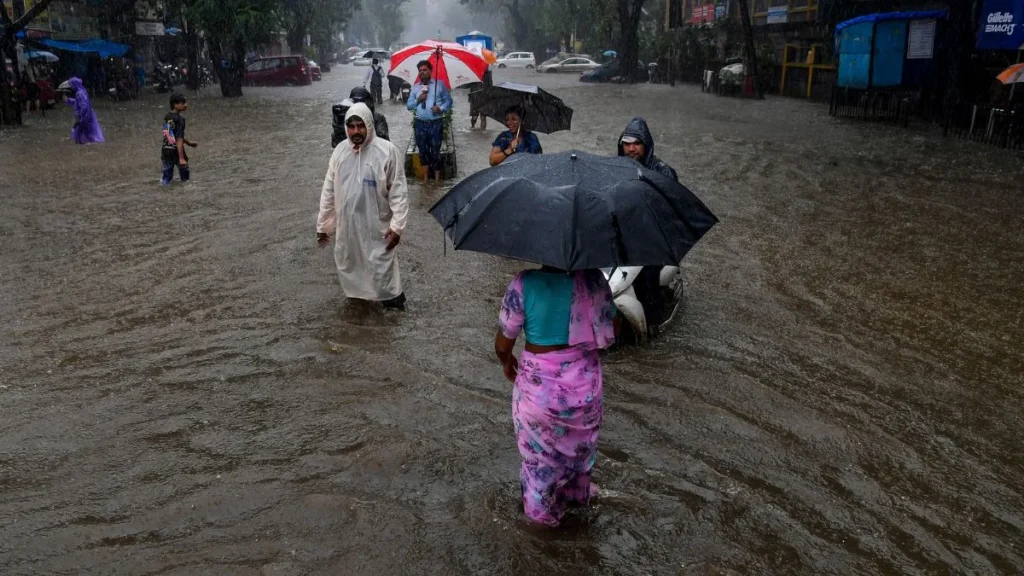 Weather Update Today, September 14: Hot and Humid Day, Rain Showers May Bring Relief by Evening in Greater Noida 2 MUMBAI RAINS 1755660366162