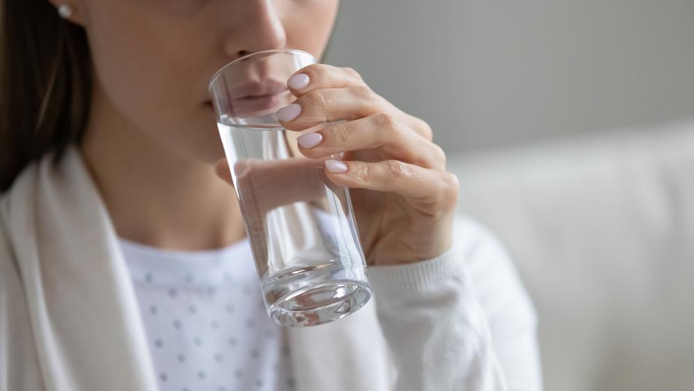 Health Tips: गर्म पानी पीने के फायदे – जानिए क्यों जरूरी है रोज़ाना गुनगुना पानी 2 close young healthy woman drinking glass