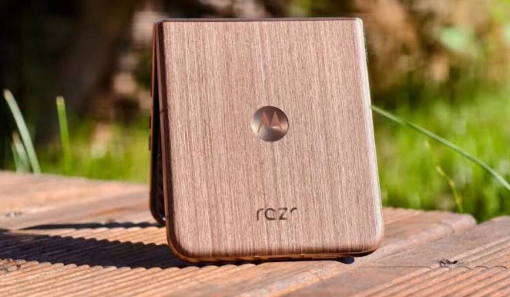 Motorola Razr 70 Ultra Big Update: Design and Features Leaked Before Launch 2 AddText 03 30 11.19.24