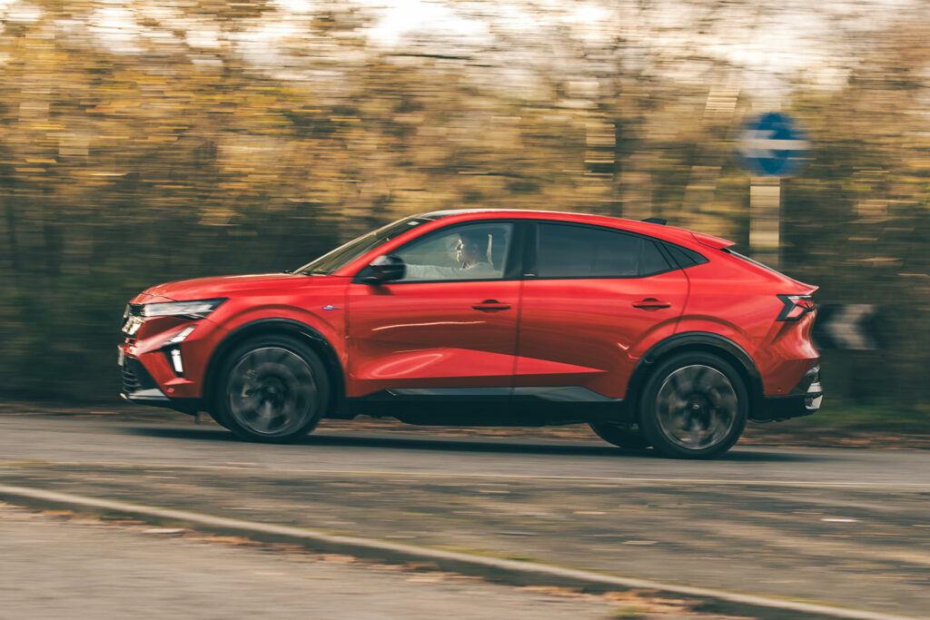 Renault Rafale 2026: Stylish Design and Powerful Hybrid Technology in a Premium SUV 1 renault rafale driving profile