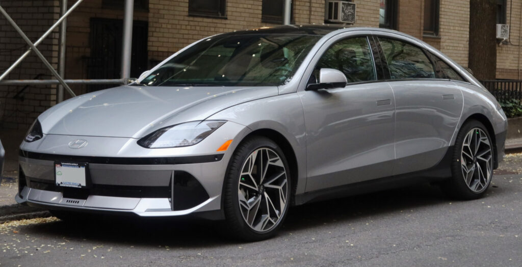 Hyundai Ioniq 6: फ्यूचरिस्टिक डिजाइन और लंबी रेंज वाली प्रीमियम इलेक्ट्रिक कार | पूरी जानकारी 2 2023 Hyundai Ioniq 6 Limited front 4.27.23 scaled 1