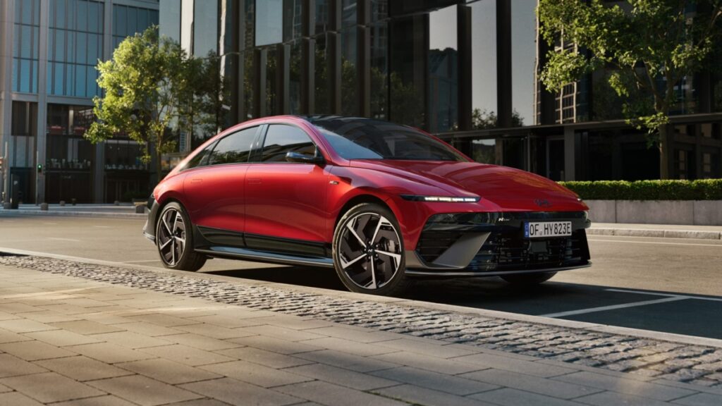 Hyundai Ioniq 6: फ्यूचरिस्टिक डिजाइन और लंबी रेंज वाली प्रीमियम इलेक्ट्रिक कार | पूरी जानकारी 1 untitled design 25251024091015 1 10 11